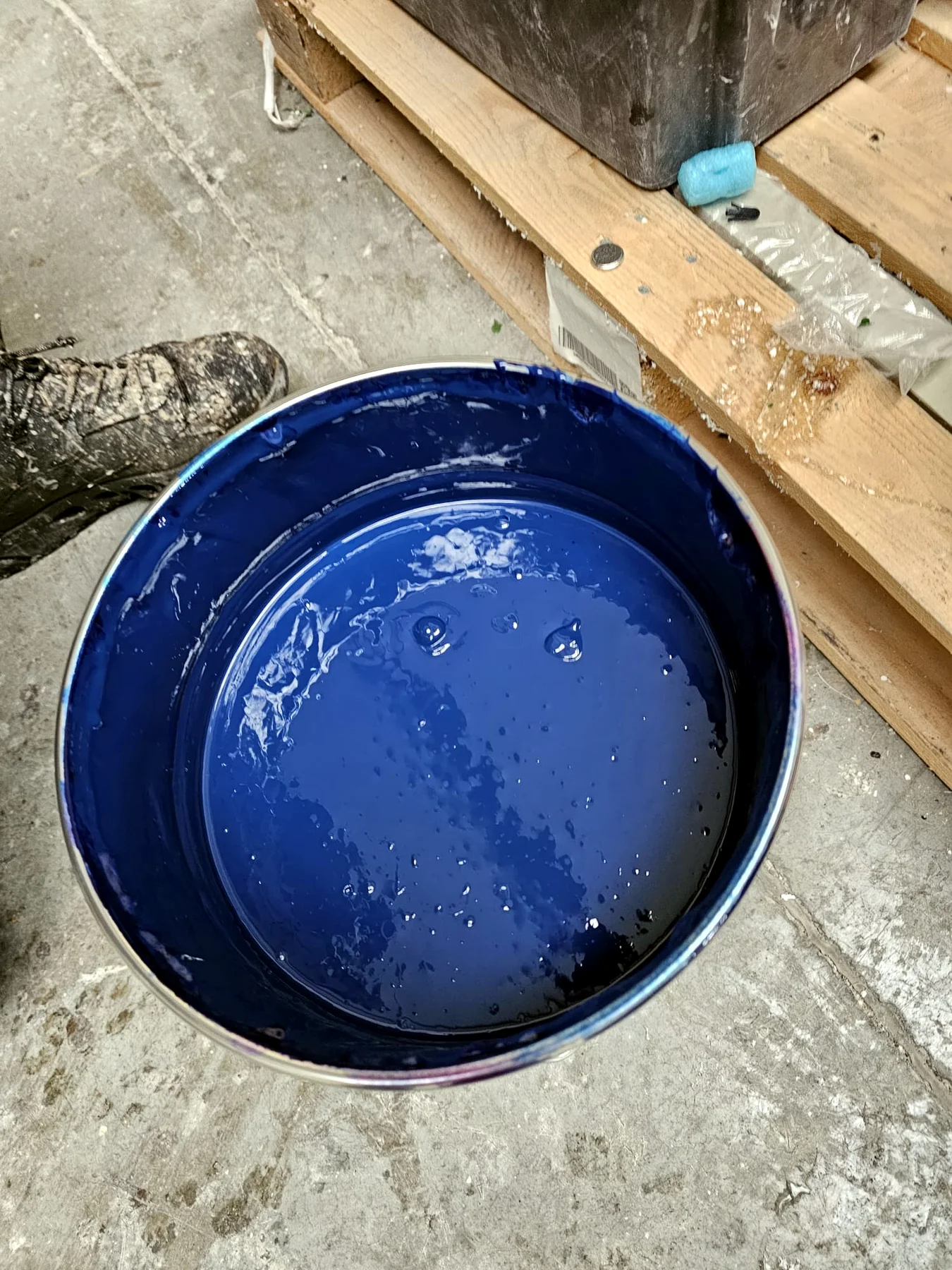 Niebieski materiał przygotowany do produkcji elementu z laminatu