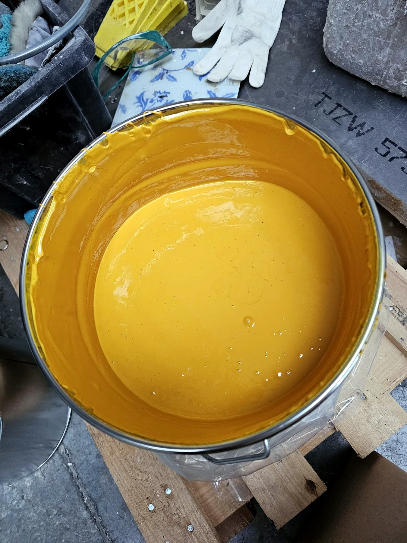 Żółty materiał przygotowany do produkcji elementu z laminatu